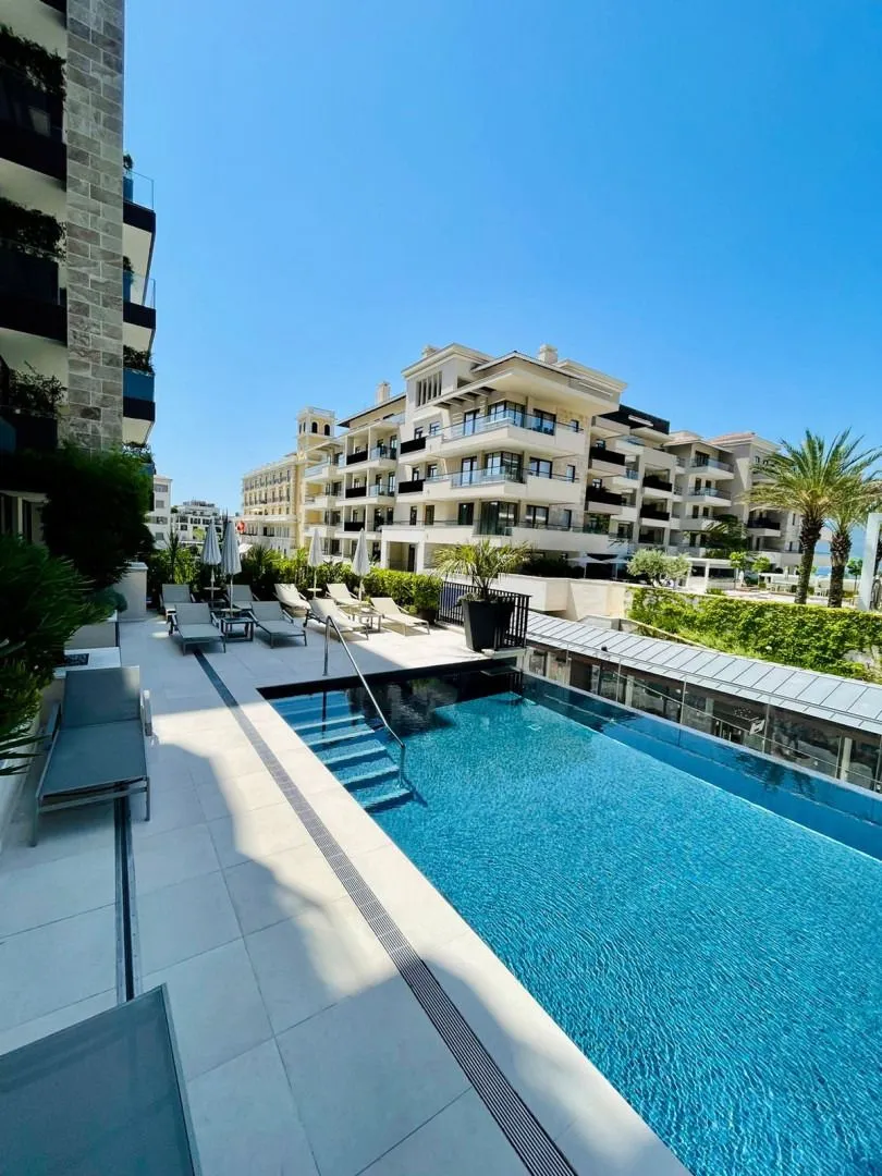 Izdavanje, dvosoban stan, 146m², Centar, Tivat