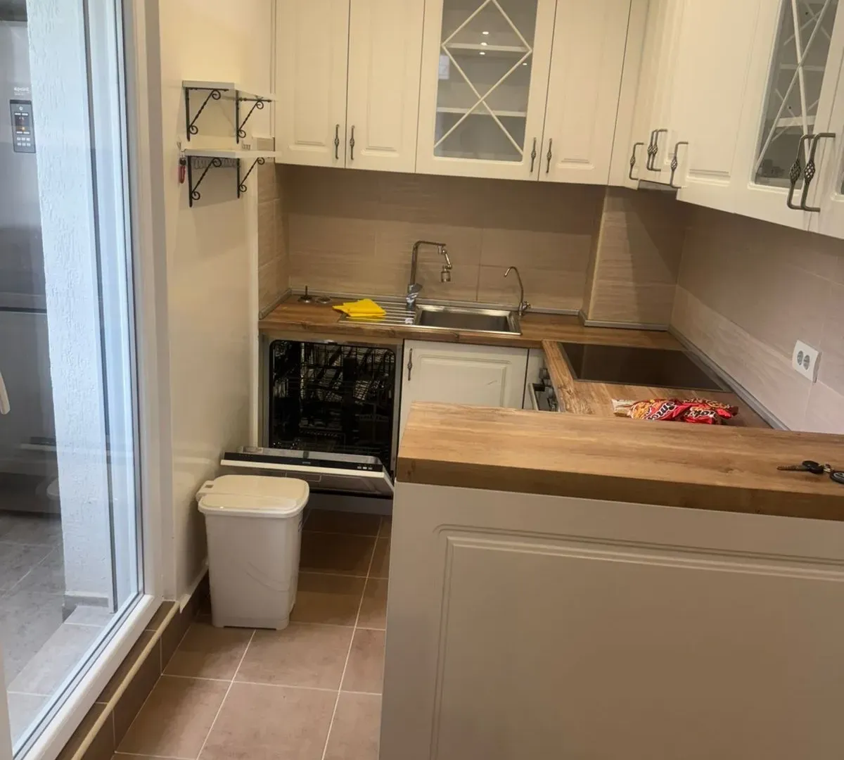 Izdavanje, jednosoban stan, 52m², Kava, Tivat