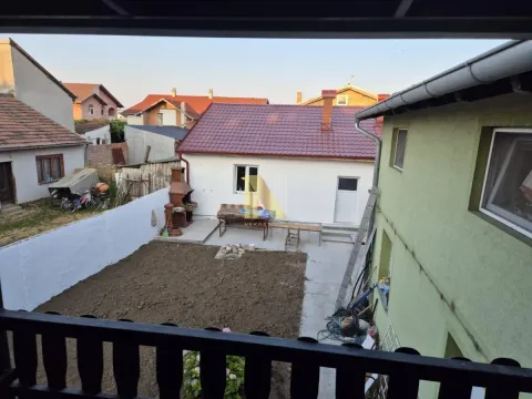 Pogled izbliza na dvorište i kuću sa roštiljem. - image 2