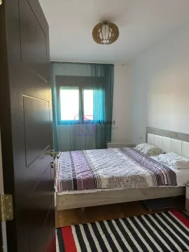 Spavaća soba sa bračnim krevetom, prozorom sa zavjesama i drvenim podom. - image 7