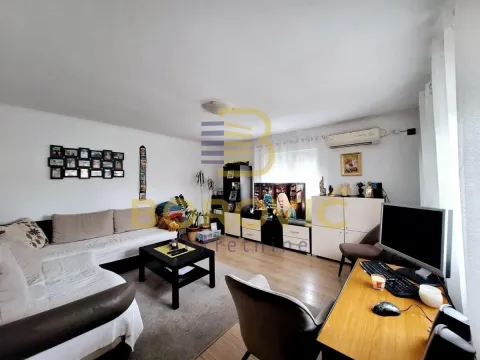 Kuća in Voždovac Sve Podlokacije