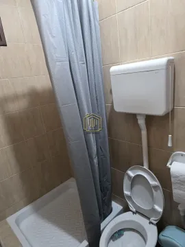 Kupatilo sa tuš kabinom i WC šoljom obloženo keramičkim pločicama. - image 6