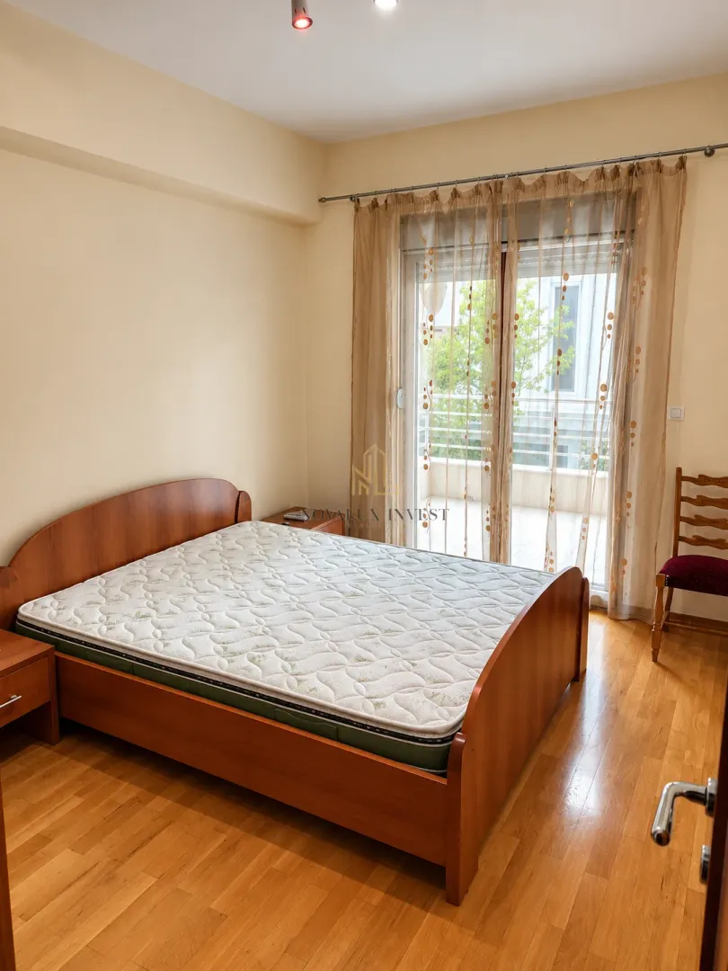 Spavaća soba sa bračnim krevetom i izlazom na terasu.