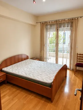Spavaća soba sa bračnim krevetom i izlazom na terasu. - image 4