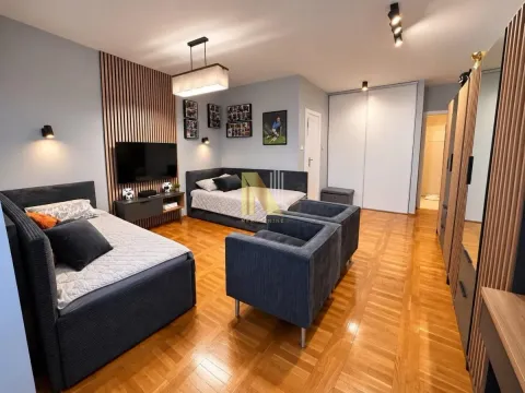 Prostrana spavaća soba sa krevetima, TV-om i ugradnim plakarom. - image 6