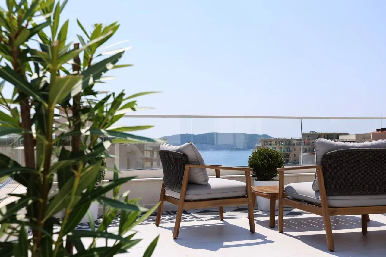 Rent, two bedroom apartment, 75m², Bečići, Budva