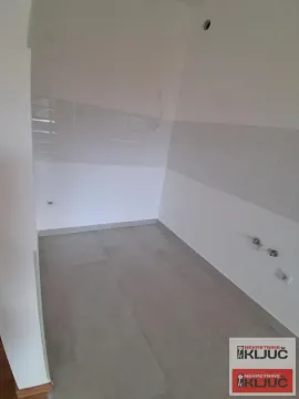 Prazna prostorija predviđena za kuhinju sa pločicama i priključcima. - image 7