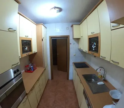 Uredna kuhinja sa svijetlim elementima i ugradnim uređajima. - image 3