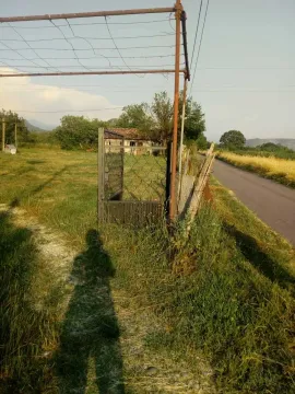 Seosko imanje sa dvorištem, kapijom i pomoćnim objektom pored puta. - image 3