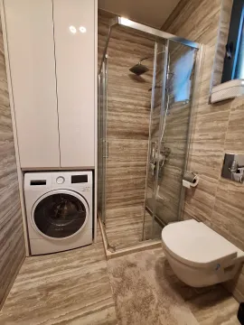 Kupatilo sa tuš kabinom, WC šoljom i veš mašinom. - image 19