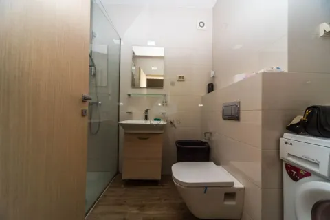Moderne kupatilo sa tuš kabinom, umivaonikom, toaletom i veš mašinom. - image 8