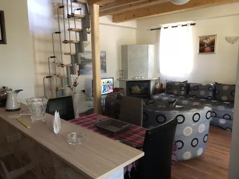 Dnevna soba sa kaminom, garniturom za sjedjenje i stepenicama. - image 29