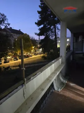 Pogled sa balkona na ulicu i okolne zgrade u sumrak. - image 4
