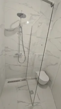 Moderno kupatilo sa tuš kabinom i mermernim pločicama. - image 7