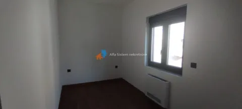 Prazna soba sa prozorom i belim zidovima. - image 9