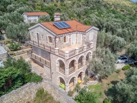 Kuća in Reževići