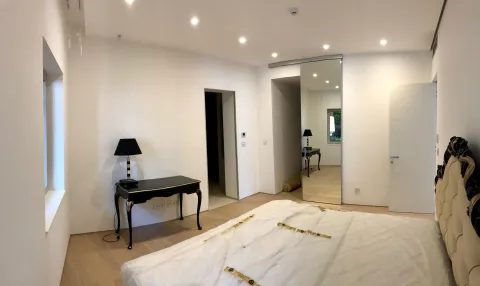 Svijetla spavaća soba sa modernim stolom i ugrađenim ogledalom. - image 8