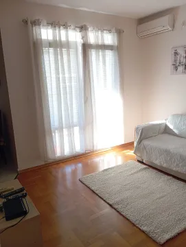Dnevna soba sa garniturom, parketom i izlazom na terasu. - image 6