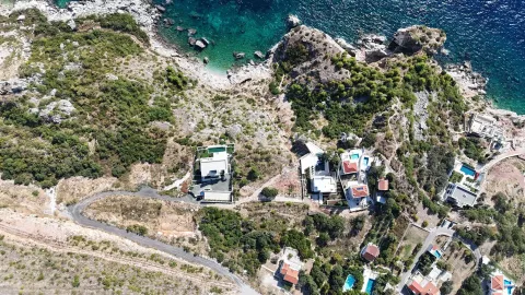 Pogled iz vazduha na obalu i kuće na stjenovitoj obali. - image 8