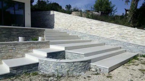 Vanjske kamene stepenice i ukrasni zidovi ispred kuće. - image 3