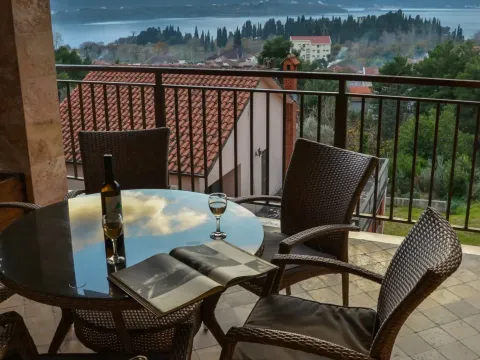 Izdavanje, stan, 176m², Tivat, Crna Gora - image 3