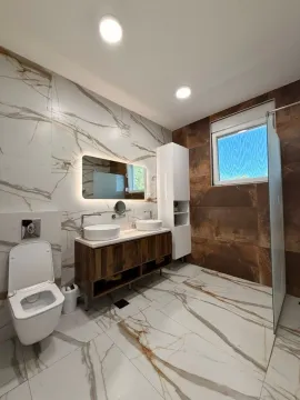 Moderne kupatilo sa dva umivaonika, tuš kabinom i ugradnim wc šoljom. - image 5