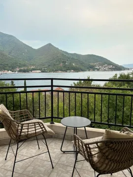 Namještena terasa sa garniturom za sjedenje i pogledom na more i planine. - image 20