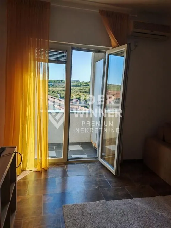 Izdavanje, četvorosoban stan, 120m², Petlovo Brdo, Beograd