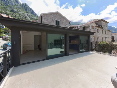 Sale, house, 250m², Kotor, Crna Gora - image 3