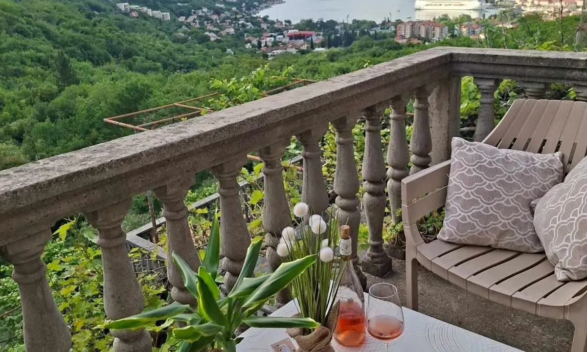 Izdavanje, dvosoban stan, 75m², Škaljari, Kotor
