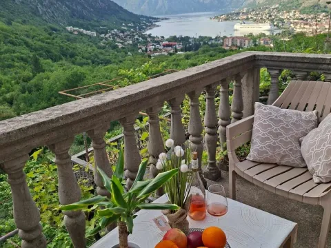 Rent, two bedroom apartment, 75m², Škaljari, Kotor - image 1