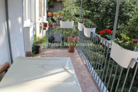 Balkon sa popločanim podom i saksijama sa cvećem duž ograde. - image 20