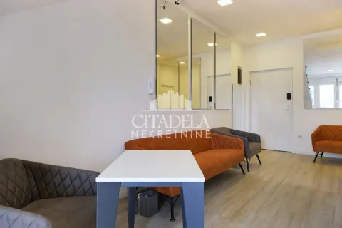 Dnevna soba sa garniturom za sedenje i velikim ogledalima na zidu. - image 4