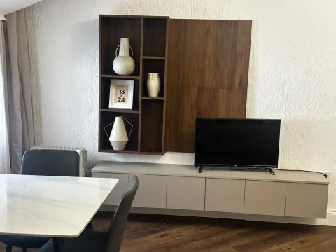 Dnevna soba sa modernim namještajem, TV-om i trpezarijskim stolom. - image 5