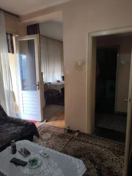 Pogled iz dnevne sobe prema trpezariji i hodniku. - image 3