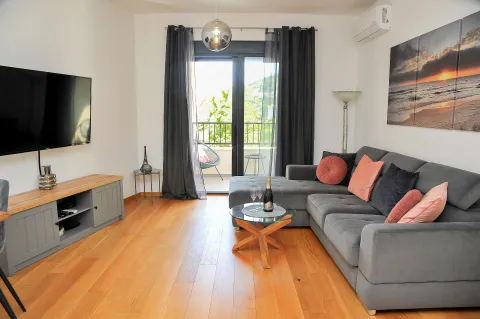 Rent, one bedroom apartment, 50m², Bečići, Budva - image 11