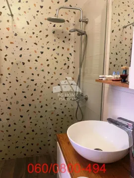 Kupatilo sa tuš kabinom i umivaonikom. - image 12