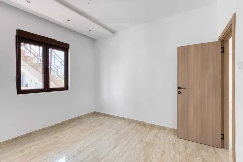 Prazna svijetla prostorija sa prozorom i drvenim vratima. - image 15