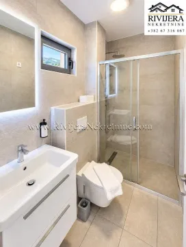 Moderno opremljeno kupatilo sa tuš kabinom, umivaonikom i toaletom. - image 9