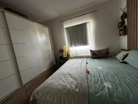 Nameštena spavaća soba sa bračnim krevetom i velikim garderoberom. - image 7