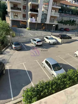 Pogled na parking ispred stambene zgrade. - image 13