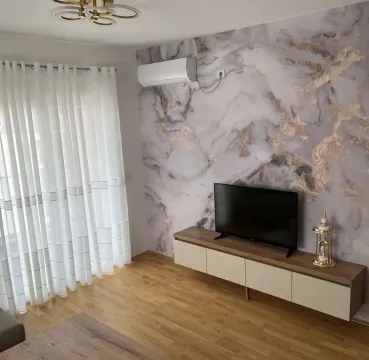 Svijetla dnevna soba sa mermernim dekorativnim zidom i TV komodom. - image 2