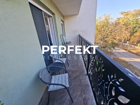 Natkriveni balkon sa garniturom za sedenje i pogledom na ulicu. - image 10