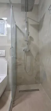 Moderne kupatilo sa tuš kabinom i ugradnim elementima. - image 13