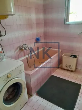 Kupatilo sa kadom, veš mašinom i pločicama u roze tonovima. - image 6