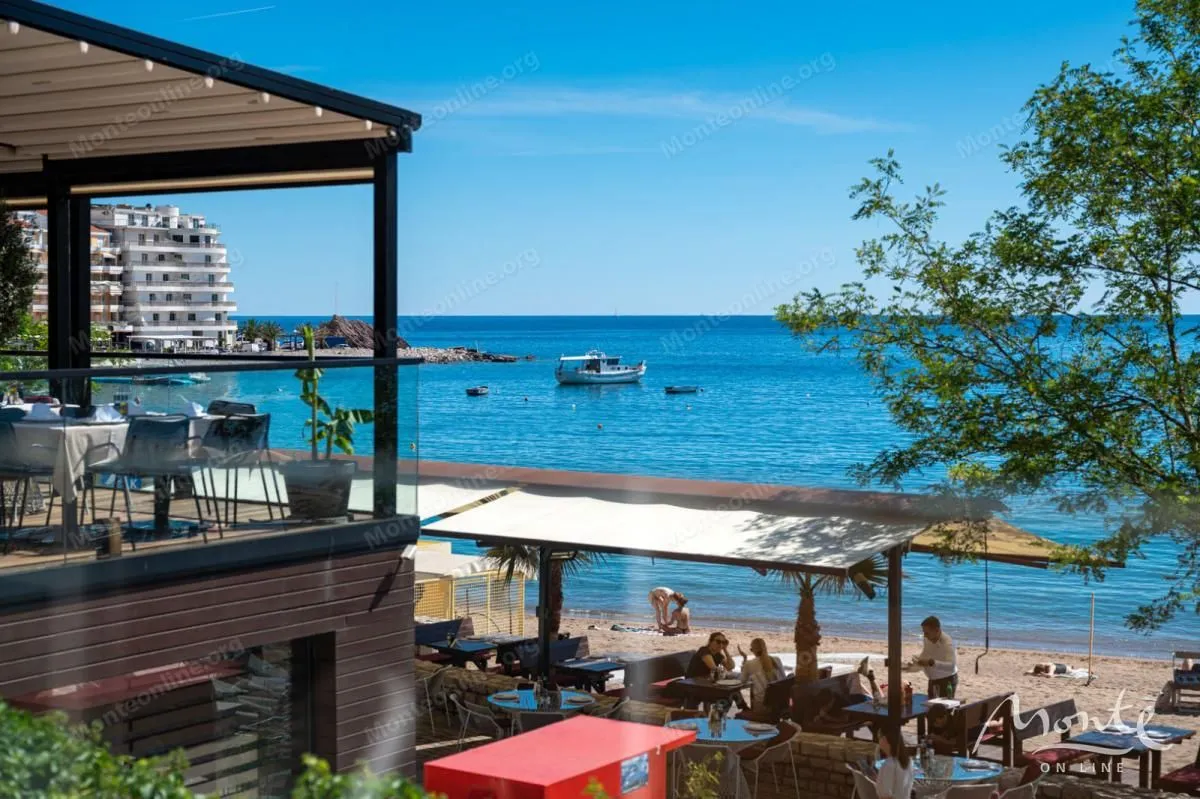 Pogled na more sa terase sa pogledom na plažu i obalu.