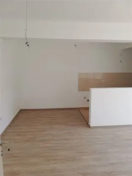 Prazna prostorija sa svijetlim podom i kuhinjskom pregradom. - image 17