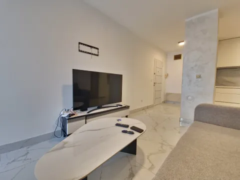Dnevna soba sa TV-om, stočićem i garniturom. - image 4