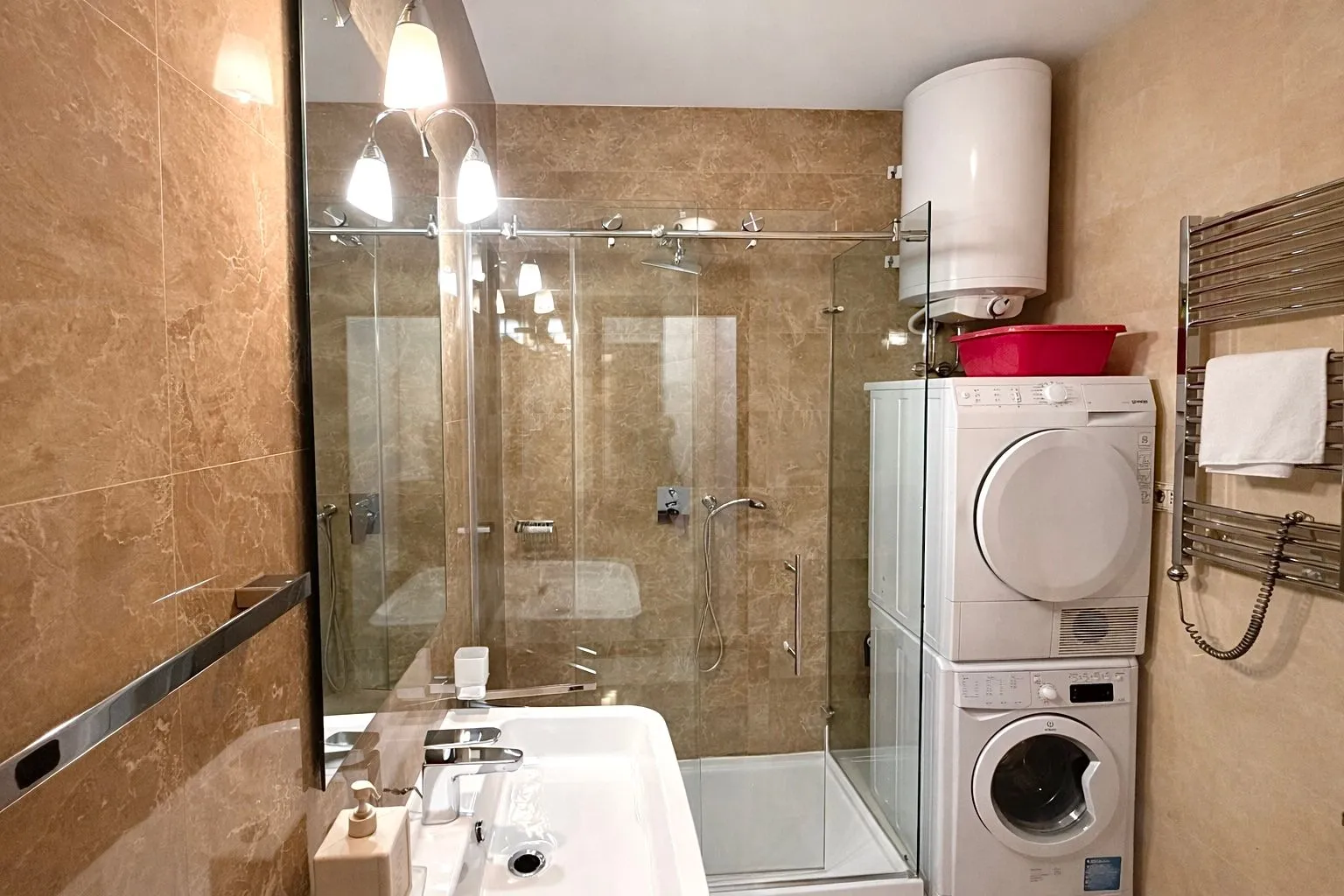 Izdavanje, dvosoban stan, 75m², Centar, Podgorica