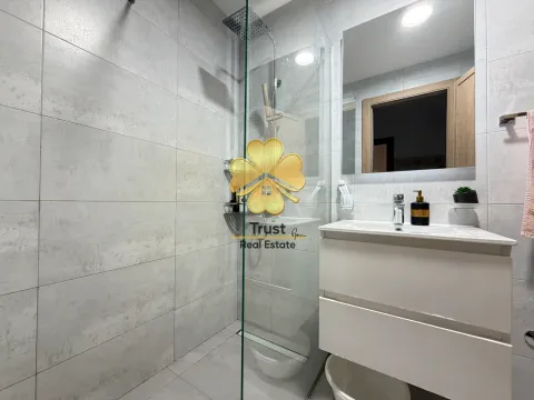 Moderne kupatilo sa tuš kabinom i umivaonikom. - image 7